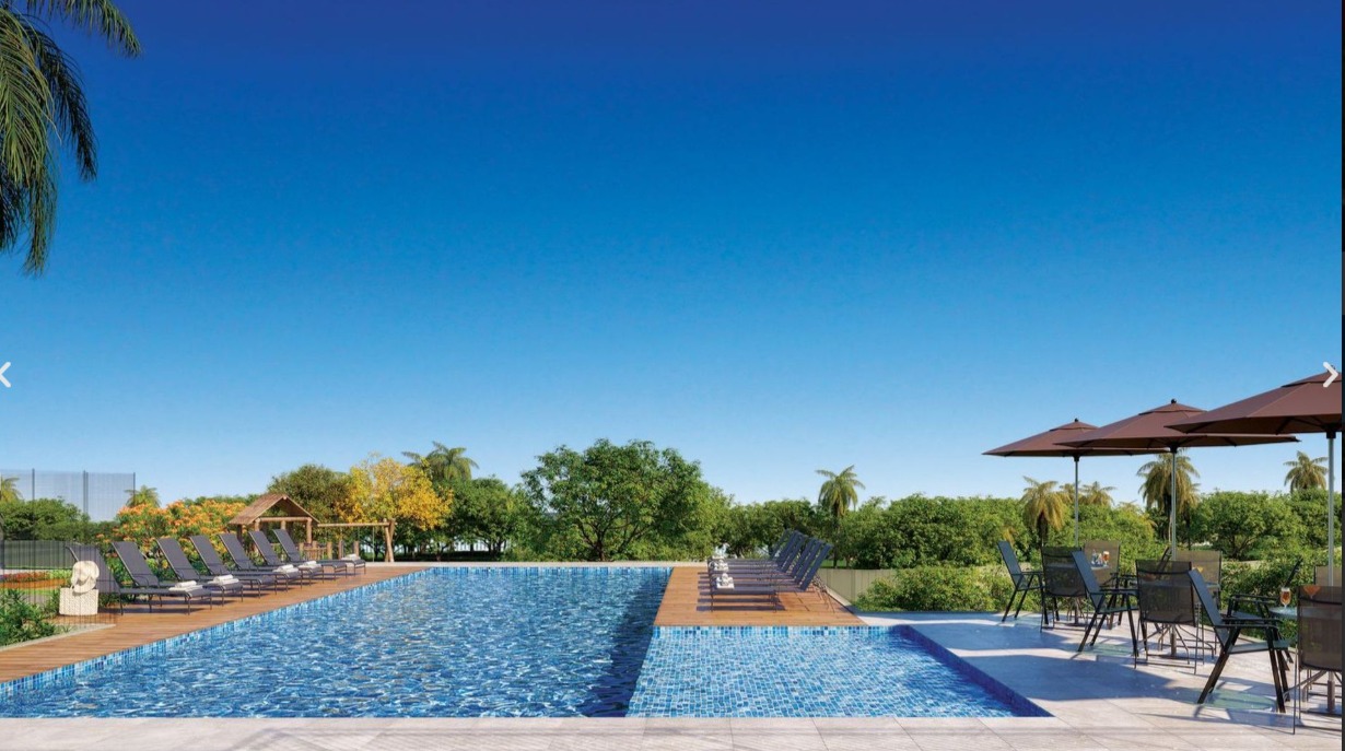 Piscina do clube Club Life com solarium e vista para o verde